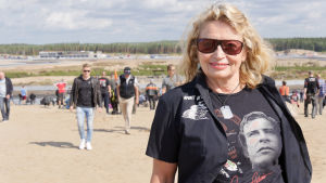 Soili Karme vid Kymi Ring Soili Karme på en motorsportarena med en t-skjorta med Jarno Saarinen.