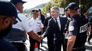 Spaniens inrikesminister Fernando Grande-Marlaska skakar hand med flera franska poliser i gränsstaden Biriatou. Säkerhetsåtgärderna inför G7 mötet är stora. Spaniens inrikesminister Fernando Grande-Marlaska skakar hand med flera franska poliser i gränsstaden Biriatou. Säkerhetsåtgärderna inför G7 mötet är stora.
