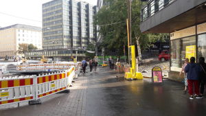 I korsningen av Tavastvägen och Helsingegatan i Sörnäs i Helsingfors sägs en av de livligaste försäljningsplatserna finnas. En gata med några några byggarbeten och en Uff-butik. Det är dag och trottoaren är våt.