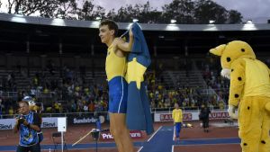 Duplantis var namnet på allas läppar på lördagskvällen. ARmand Duplantis efter ett lyckat hopp.