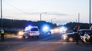 Poliser på E12:an i Tavastkyro på söndagskvällen. Polisen grep två personer till följden av en biljakt där ingen skadades. Polisbilar mitt på en väg