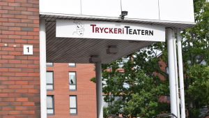 Tryckeriteatern som ägs av Stiftelsen för kultur- och utbildningsinvesteringar kommer att säljas. Byggnad i tegel med skylt där det står Tryckeriteatern.