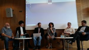 Fredsaktivister samlades i Helsingfors nyligen. På bilden ser vi (från vänster) Jeff Halper (ICAHD), Syksy Räsänen (ICAHD Finland), Kari Paasonen (Safer Globe), Laëtitia Sédou (ENAAT), Frank Johansson (Amnesty), Teemu Matinpuro (Fredskämparna). Fredsorganisationer diskuterar vapenexport i europasalen i Hfrs 27.8.2019