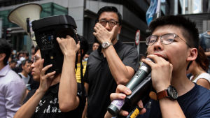 Joshua Wong är sedan år 2014 en av de mest kända unga demokratiaktivisterna. Bilden är från i somras då han ledde protester mot stadens ledning. Joshua Wong är sedan år 2014 en av de mest kända unga demokratiaktivisterna. Bilden är från i somras då han ledde protester mot stadens ledning