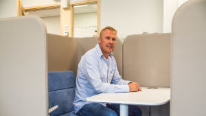 Sådana här små bås finns i flera klassrum i Eklöfska skolan. Rektor Johan Öhberg testar soffan. Johan Öhberg