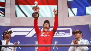 Charles Leclerc tillägnade Hubert segern. Charles Leclerc håller i en pokal och pekar mot himlen.