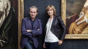 Taidetutkimukset. Philip Mould ja Fione Bruce seisovat suurten maalausten edessä.