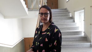 Päivi Antikainen på kommunikationsministeriet. Päivi Antikainen på kommunikationsministeriet., hon är fotad i en trappuppgång.