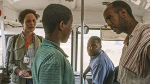 Lyhytelokuvan päähenkilöt isä ja poika keskustelevat bussin sisällä. 