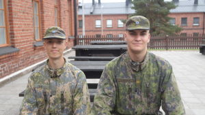 Sebastian Peltola och Tuomas Toukosalo sitter på soldathemmets terrass i Dragsvik Soldatklädda Sebastian Peltola och Tuomas Toukosalo sitter på soldathemmets terass i Dragsvik