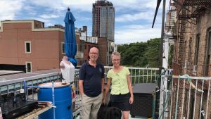 Nöjda hyresvärdar. Davids och Janets hus har lockat Airbnb-resenärer från tiotals länder. David Boyle och Janet Brown uppe på taket till sitt containerhus i Brooklyn, New York.