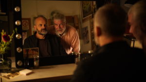 Fasaden rämnar när den vuxne, framgångsrika Juha (Johan Rheborg) får besök i logen av klassens värsta mobbare, Stefan (Jakob Eklund) Fasaden rämnar när den vuxne, framgångsrika Juha (Johan Rheborg) får besök i logen av klassens värsta mobbare, Stefan (Jakob Eklund)