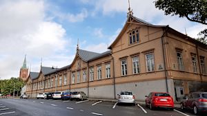 Nystad är den enda kommun i hela landet där arbetslösheten minskat. Där ser man också att antalet lediga jobb ökat med 59 stycken till 334 lediga jobb i slutet av mars i år. Nystads nya kyrka med högt, spetsigt torn och ett långt gulbrunt hus, där Nystads bibliotek finns.