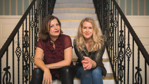 Eva Frantz och Hannah Norrena i Relationspodden. Eva Frantz och Hannah Norrena sitter i en trappa.