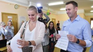 Oppositionsledaren Aleksej Navalnyj tittade på medan hans dotter Daria lade ner sin valsedel i valurnan i Moskva på söndagen. Oppositionsledaren Aleksej Navalnyj tittade på medan hans dotter Daria lade ner sin valsedel i valurnan i Moskva på söndagen.