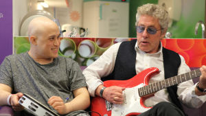 Tim pääsee jammailemaan rocktähden kanssa! The Who -yhtyeen keulakuva, muusikko Roger Daltrey on tukenut Teenager Cancer Trust -järjestöä 25 vuotta. Hän osallistuu myös musiikkiterapioihin. Dokumentti nuorista, jotka sairastavat syöpää.