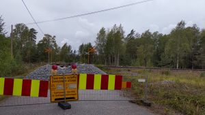 Korsningen stängdes efter olyckan. Grus framför en järnvägsövergång som är stängd.