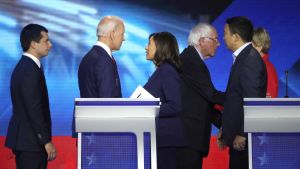 Presidentaspiranterna (från vänster) Pete Buttigieg, Joe Biden, Kamala Harris, Bernie Sanders, Andrew Yang och Elizabeth Warren tackade varandra då debatten var över. Presidentaspiranterna (från vänster) Pete Buttigieg, Joe Biden, Kamala Harris, Bernie Sanders, Andrew Yang och Elizabeth Warren tackade varandra då debatten var över.