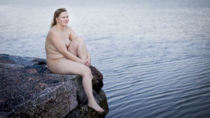 Emilia är på en bra plats i livet just nu Emilia Lagergren utan kläder på en klippa.