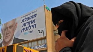 En beduinkvinna passerar en av Gantz' valaffischer i Beersheva, i södra Israel. En beduinkvinna passerar en av Gantz' valaffischer i Beersheva, i södra Israel.