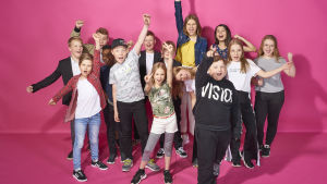 MGP-finalisterna fick lära känna varandra på läger i somras i Lärkkulla i Karis. Finalisterna för MGP 2019 poserar tillsammans.