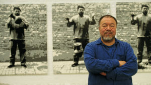 ”Taiteen tärkein voima on kumouksellinen voima. Taide on vapautta”, sanoo taiteilija ja aktivisti Ai Weiwei, jota on luonnehdittu maailman vahvimmaksi poliittiseksi taitelijaksi. Hän on arvostellut rohkeasti Kiinan autoritaarista hallintoa. Nyt mies on maanpaossa ja ihmisoikeustaistelun symboli. Taiteilija Ai Weiwei on arvostellut rohkeasti Kiinan autoritaarista hallintoa. Nyt mies on maanpaossa ja ihmisoikeustaistelun symboli.
