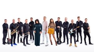 LOVEband vasemmalta oikealle: Ville Nurmi, Aleksi Ahoniemi, Joonas Kaikko, Antti Rissanen, Lenni-Kalle Taipale, Hanna Pakarinen, Osmo Ikonen, Eva Louhivuori, Ako Kiiski, Kalle Torniainen, Mikko Kosonen, Lasse Piirainen ja Jukka Eskola. Kuvassa kaikki LOVEbandin muusikot valkoista taustaa vasten.