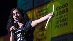 En av grundarna, Varshini Prakash, redogör för Green New Deal-programmet för en grupp åhörare vid Howard University i USA, den 13 maj 2019. Varshini Prakash håller tal och visar upp ett papper.