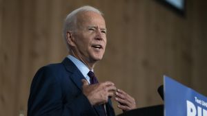 Biden leder i flera opinionsmätningar. Joe Biden står i talarstol och håller tal.