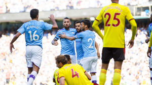 Brutala siffror mellan Manchester City och Watford. Manchester City firar mål bakom Watfordspelare.