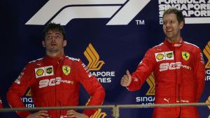 Leclerc och Vettel. Sebastian Vettel visar tummen upp medan Charles Leclerc ser besviken ut.