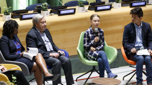 Greta Thunberg och Antonio Guterres deltog i lördagens klimattoppmöte för unga i New York. På måndagen samlas statscheferna till ett extra klimatmöte, där pressen på medlemsländerna att presentera konkreta klimatåtgärder är stor. Klimataktivisten Greta Thunberg och FN:s generalsekreterare Antonio Guterres vid klimattoppmötet för unga i New York i september 2019.