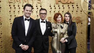 Bill Hader (längst till vänster) här tillsammans med Fred Armisen, Natasha Lyonne och Clea DuVall. Bill Hader, Fred Armisen, Natasha Lyonne och Clea DuVall anländer till Emmygalan.