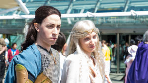 Cosplay-hahmoja Tolkienin kirjoista, Elrond ja Galadriel Nuori mies ja nainen Cosplay-hahmoina Tolkienin kirjoista, Elrond ja Galadriel