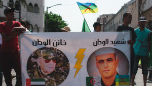 Demonstranterna som tvingade president Abdelaziz Bouteflika att avgå har nu vänt sin ilska mot landets nya starka man, arméchefen Said Galah (till vänster) Demonstranterna som tvingade president Abdelaziz Bouteflika att avgå har nu vänt sin ilska mot landets nya starka man, arméchefen Said Galah (till vänster)