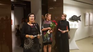 Generalkonsul Anne Lammila öppnade utställningen, i bakgrunden Ilona Rista och direktören för Finlandsinstitutet Sani Kontula-Webb. Generalkonsul Anne Lammila öppnade utställningen, i bakgrunden Ilona Rista och direktören för Finlandsinstitutet Sani Kontula-Webb.