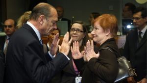 Den franske presidenten Jaques Chirac träffade Finlands president Tarja Halonen i Europeiska rådet i Bryssel i december 2006. Jacues Chirac och Tarja Halonen i gestikulerande diskussion.