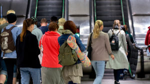 En folkmassa kan distrahera om man har svårt för att gestalta omgivningen. Ihmisiä astumassa ulos metrojunasta, metro Rautatieasema, liukuportaat