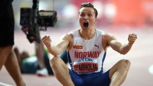 Karsten Warholm var en av två nordiska världsmästare i Doha. Karsten Warholm sitter på banan och jublar.