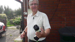 Thomas Lindroos har en laddeffekt på 3,5 kW när han laddar sin elbil hemma i Nickby. Thomas Lindroos i Sibbo visar upp sin elbilsladdare