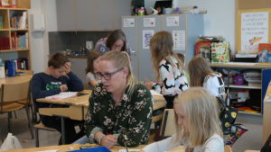 Eva Salminens barn har gått i den svenska skolan i Salo. Nu är hon skolassistent. Skolassistent Eva Salminen bland elever i ett klassrum