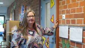 Sanna Poikola hoppas att fler elever hittar till skolan. Läraren Sanna Poikola står i Salo svenska skolas korridor