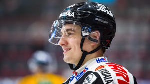 David Tomasek kom till Jyväskylä sommaren 2018. David Tomasek ler iklädd full ishockeymundering.