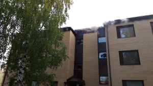 Taket stod i lågor och Marko Perälä kunde bara följa med brandens utveckling. Brinnande bostadshus.