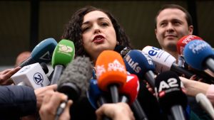 Vjosa Osmani omgiven av journalister utanför en vallokal i Pristina på söndagen. Vjosa Osmani omgiven av journalister utanför en vallokal i Pristina på söndagen.