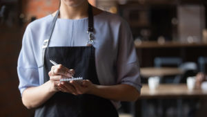 Enligt en av de personer som Svenska Yle talat med är det mycket vanligt att gå sjuk på jobb inom restaurangbranschen, också före pandemin. Under prövotiden förloras jobbet lätt om man anmäler sig sjukledig för ofta. Servitör tar beställning