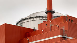 Vid Olkiluoto måste vissa arbetsgrupper vara på plats för att energiproduktionen ska rulla på. Olkiluoto 3-ydinvoimala.