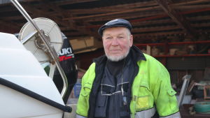 Martin Fagerholm är bysmed i Rosala. Han gillar att få arbeta med allt. Martin Fagerholm står invid en båt i sin båthall