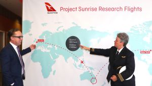 Qantasin toimitusjohtaja Alan Joyce ja lentokapteeni Lisa Norman esittelevät isoa karttaa, jossa näkyvät uusien Dreamliner-koneiden koelentojen reitit.