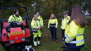 Morgonpalaver i parken. Mathias Granroth, Åsa Ekström, Linus Illman, Maria Eriksson, Tomas Ahlfors och Tanja Liljeqvist. parkarbetare i Raseborg